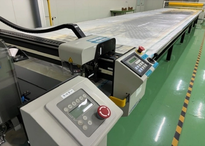 複合材シート裁断機